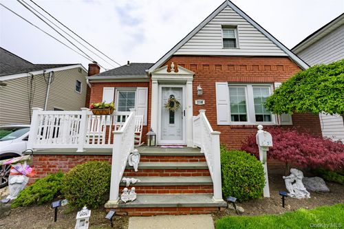 238 James St, Franklin Square, NY, 11010-2303 | Card Image