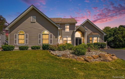 16073 Silverwood Dr, Fenton, MI, 48430-9113 | Card Image