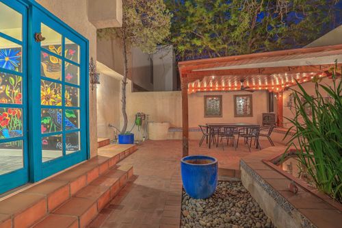 2 La Villita Tres St Ne, Albuquerque, NM, 87112-2119 | Card Image
