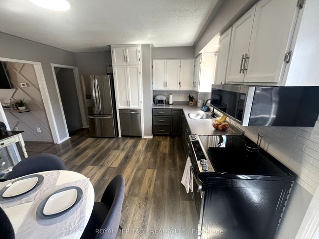 681 Athol St E, House attached with 4 bedrooms, 2 bathrooms and 5 parking in Oshawa ON | Image 9