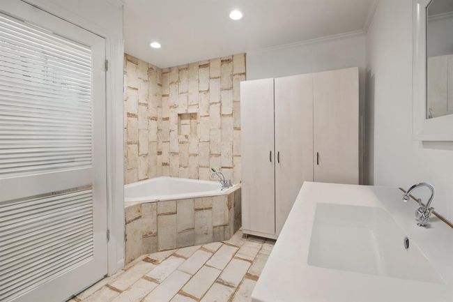 Guest Suite located on the first floor complete with a huge en-suite bathroom. | Image 20