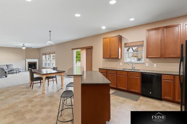 2204 Hummingbird Dr, House other with 5 bedrooms, 4 bathrooms and 3 parking in Bellevue NE | Image 5