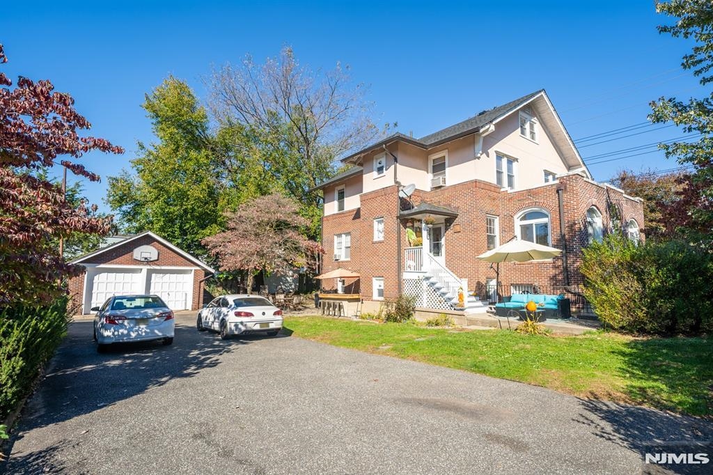 Residential Income in Maywood 4