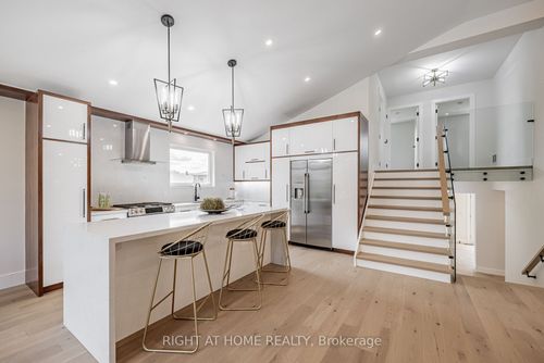 690 Hillman Cres, Mississauga, ON, L4Y2H9 | Card Image