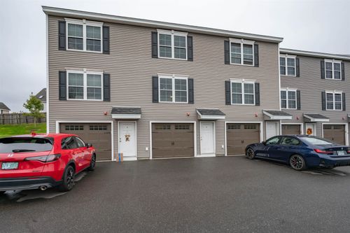 8-3 Nutfield Ct, Derry, NH, 03038-2740 | Card Image