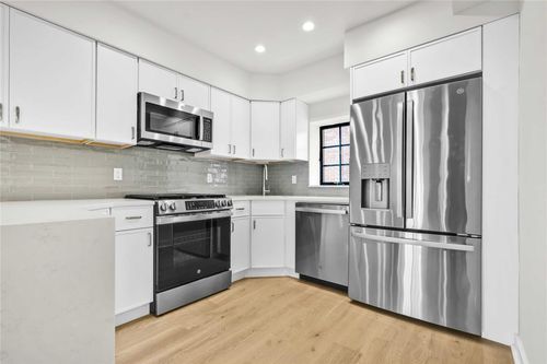 4b-25 31st Ave, Astoria, NY, 11106-3607 | Card Image