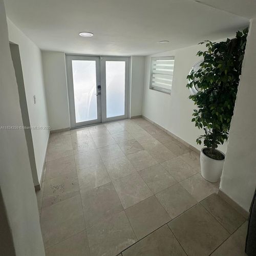 17650 Ne 19th Ave, North Miami Beach, FL, 33162-2218 | Card Image