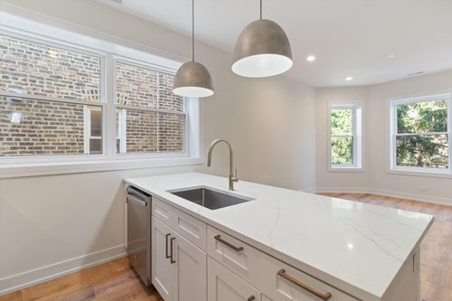 2f-839 N Rockwell St, CHICAGO, IL, 60622-4553 | Card Image