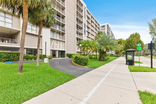 n302-17600 N Bay Rd, Sunny Isles Beach, FL, 33160-2873 | Card Image