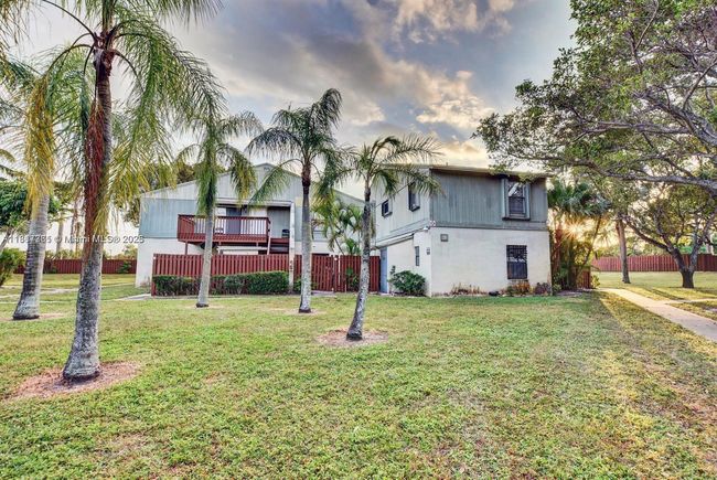 E - 28 Crossings Cir, Condo with 2 bedrooms, 2 bathrooms and null parking in Boynton Beach FL | Image 14