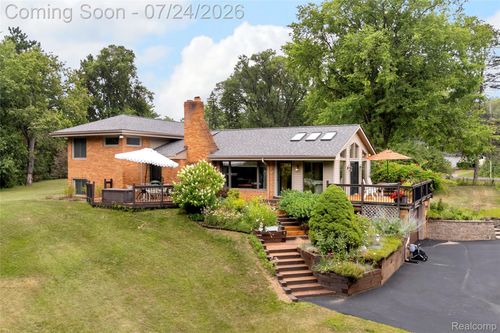 304 Oaklane Dr, Rochester Hills, MI, 48306-3430 | Card Image