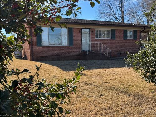 601 Meadowbrook Dr, King, NC, 27021-9465 | Card Image