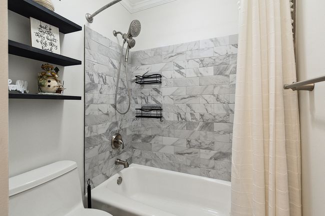 Upstairs hall bath | Image 24