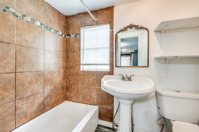 Full bath with toilet and bathing tub / shower combination | Image 6