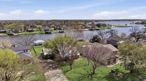 519 Kiowa Dr W, Lake Kiowa, TX, 76240-9593 | Card Image