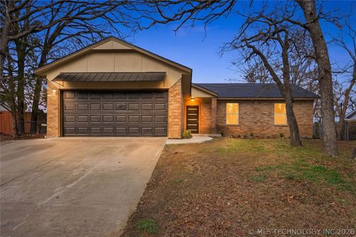 1122 S Division St, Sapulpa, OK, 74066-5828 | Card Image