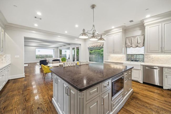8304 Maple Ct, House other with 5 bedrooms, 5 bathrooms and 2 parking in Bellaire TX | Image 8