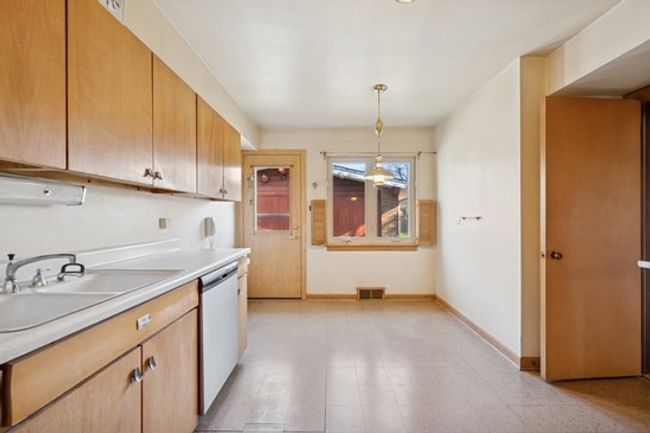 5623 N Manor Ln, House other with 3 bedrooms, 2 bathrooms and 2 parking in CHICAGO IL | Image 5