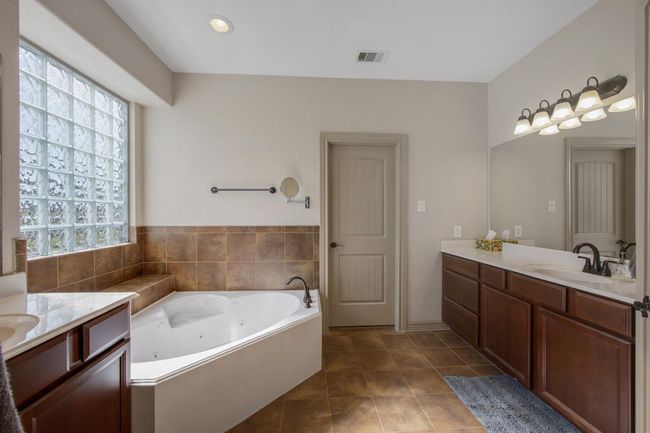 Privacy and luxury, dual sinks, huge walk-in closet | Image 25