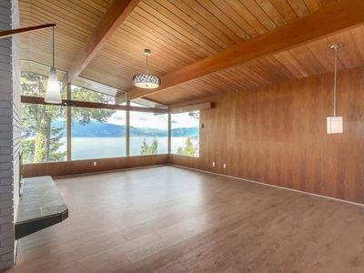 5122 Marine Dr, House other with 5 bedrooms, 2 bathrooms and null parking in West Vancouver BC | Image 3