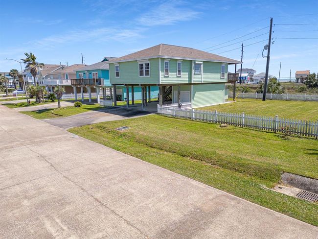 22329 Vista Del Mar, House other with 3 bedrooms, 2 bathrooms and 1 parking in Galveston TX | Image 20