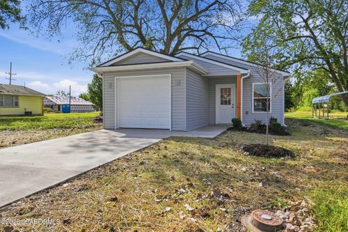 1020 Buchanan St, MOBERLY, MO, 65270-1104 | Card Image