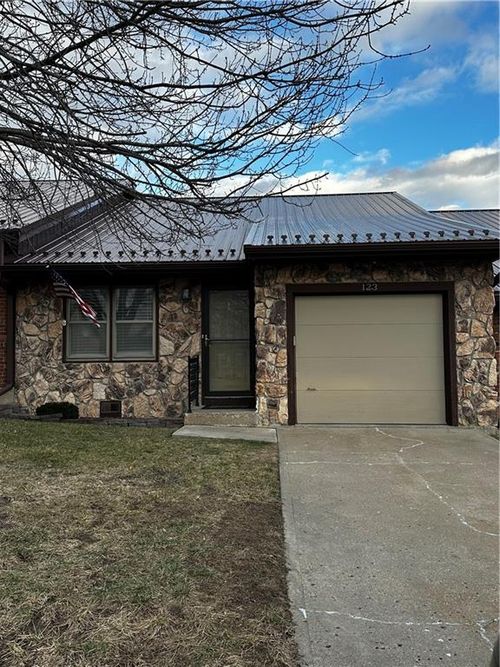 123 N Ryans Way, Saint Joseph, MO, 64506-3502 | Card Image