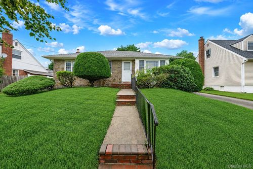 107 W Walnut Street, Oyster Bay, NY, 11735 | Card Image