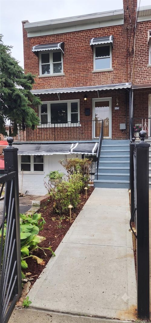 954 E 212th St, Bronx, NY, 10469-1110 | Card Image