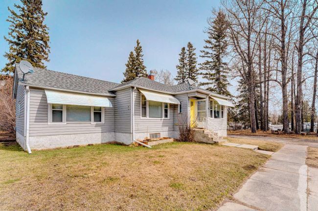 110 1 Avenue Ne, Home with 2 bedrooms, 1 bathrooms and 4 parking in Sundre AB | Image 2