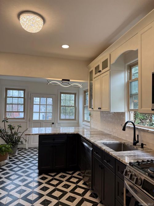 27 Dosoris Way, Glen Cove, NY, 11542-2602 | Card Image
