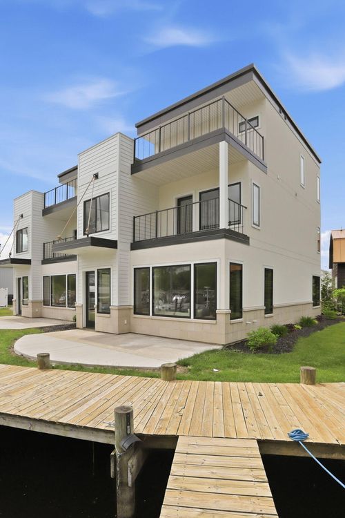 1-1 N Bailey Ave, South Haven, MI, 49090-1590 | Card Image