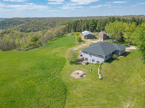 S3565 Rooster Ridge Ln, Fountain City, WI, 54629-7329 | Card Image