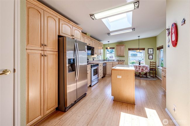 Light and bright kitchen. | Image 13
