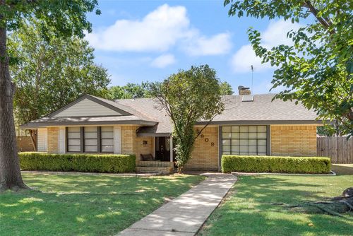 909 Egyptian Way, Grand Prairie, TX, 75050 | Card Image