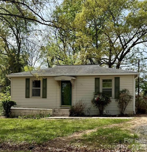 2025 28th St Ne, Hickory, NC, 28601-7993 | Card Image