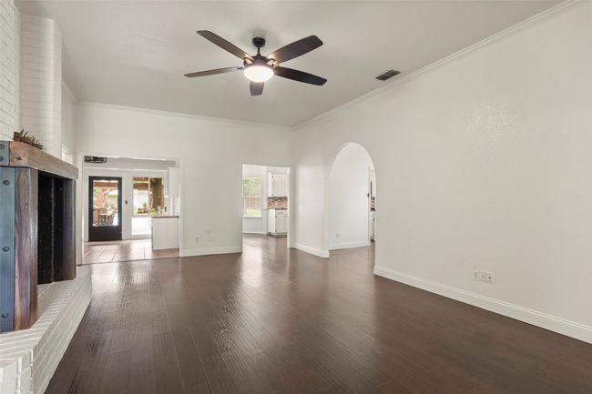 230 Bent Tree Trl, House other with 3 bedrooms, 2 bathrooms and null parking in Burleson TX | Image 5