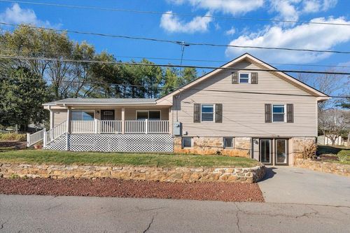 1724 Starview Dr, Salem, VA, 24153-2402 | Card Image