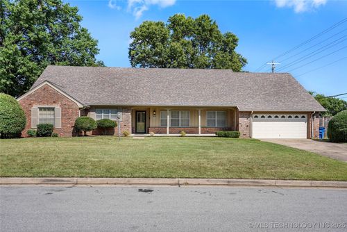 3233 E 57th St, Tulsa, OK, 74105-7405 | Card Image