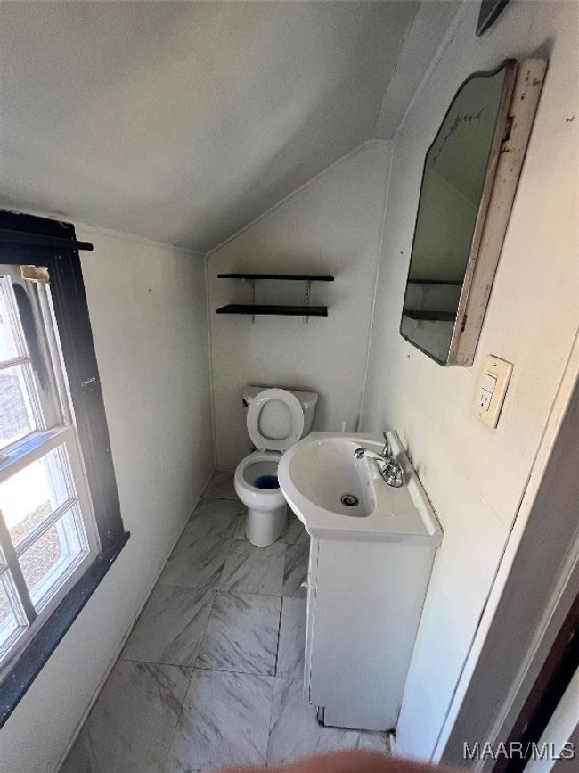 Upstairs bathroom | Image 11