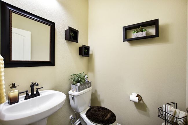 Guest Bath down | Image 7