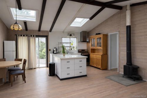 3 Louise Ct, Hampton Bays, NY, 11946-3077 | Card Image