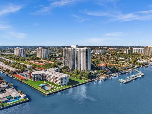 ts9-4000 Towerside Ter, Miami, FL, 33138 | Card Image