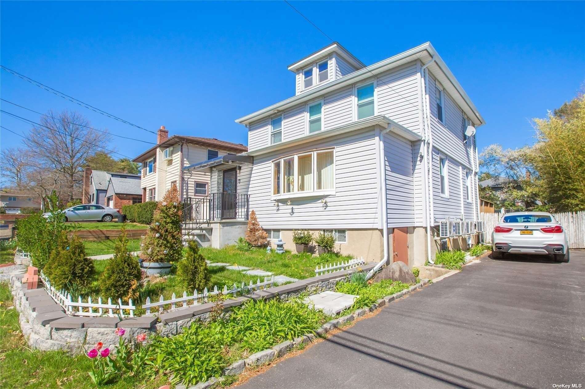 Marlan Ct, Sea Cliff, NY 11579