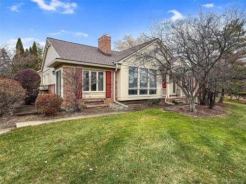 68-6953 Pebble Park Cir, West Bloomfield, MI, 48322-3511 | Card Image