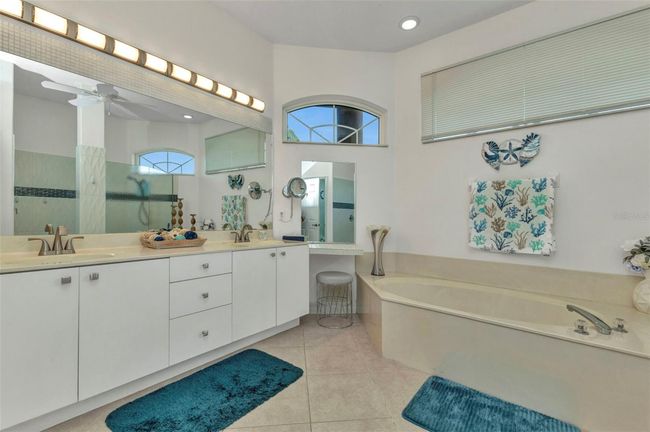 Primary Bathroom | Image 11