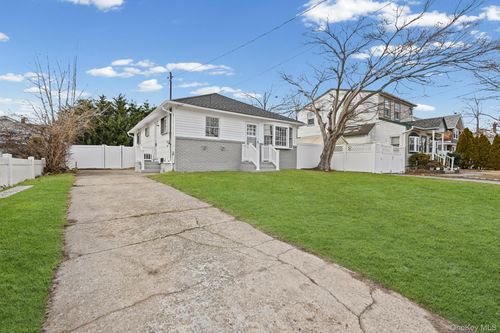 88 Penataquit Ave, Bay Shore, NY, 11706-6928 | Card Image