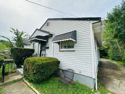 16709 Fairfax Ave, Cleveland, OH, 44128-3657 | Card Image