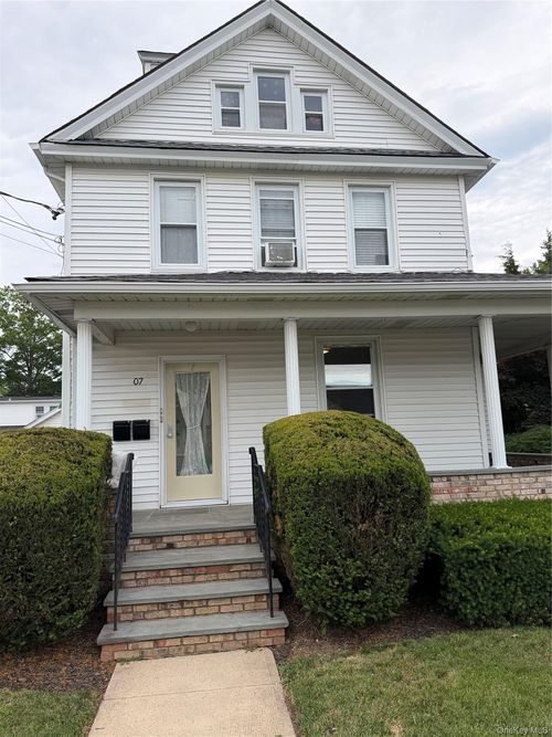 7 Chestnut St, Westbury, NY, 11590-1907 | Card Image