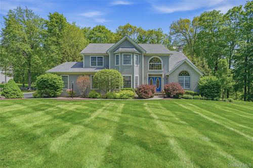 2 Windsor Ln, Cornwall, NY, 12518-1041 | Card Image